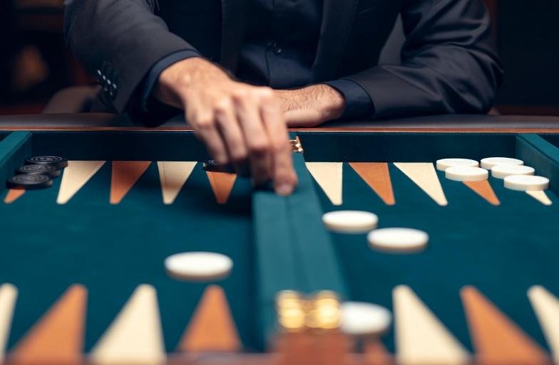 Alt text: Intense backgammon player Jacoby Rule in high-stakes game, showcasing strategic brilliance.